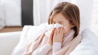 Kako da roditelji razlikuju koronu, prehladu i alergiju: Doktor otkriva kada dete treba testirati