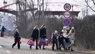 Majke sa decom iz Ukrajine peške prelaze u Mađarsku: Tužne čekaju da ih pokupe prijatelji i rođaci