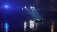 Snimak auta koji je sleteo u Crni Timok: Iz vode viri samo krov, sa obale obasjavaju reku