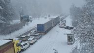 Sneg i saobraćajka na ulazu u tunel: Sve stoji na putu za Zlatibor, desetine vozila u koloni