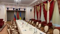 Za ovim stolom će se voditi pregovori Ukrajine i Rusije: Sve je spremno za početak sastanka