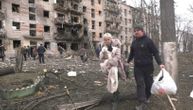 Jezive scene iz Harkova: Zgrade u plamenu, svuda ruševine, građani u očaju gledaju šta je ostalo od grada