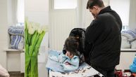 Beba ranjena tokom granatiranja Marijupolja nije preživela: Potresne slike dok lekari pokušavaju da je spasu