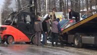 Sudar automobila kod Čačka: Jedan završio u kanalu, u drugom bilo dvoje dece