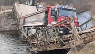 Prepolovio se most na Japri, kamion upao u reku: Vozač "ludom" srećom nepovređen