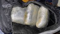 "Pala" trojka iz Rume zbog držanja oružja i dilovanja: Policija pretresom stana pronašla 4 kg droge