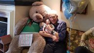 Lekar dobio dete sa 83 godine, sinu odmah kupio dragocen poklon