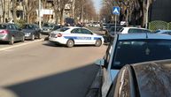 Jeziva nesreća u Beogradu: Zakucao se mopedom u parkiranu prikolicu, izdahnuo pored vozila