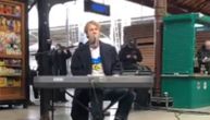Muzičar Tom Odel obukao majicu sa ukrajinskom zastavom i svirao na železničkoj stanici
