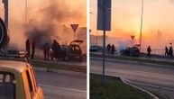 Zapalio se automobil na petlji kod Arene: Vozač autobusa jedini pritekao u pomoć