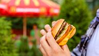 Otkriveno kako se pravi čizburger: Snimak iz Mekdonaldsa postao viralan