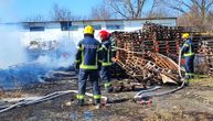 Fotografije požara u Leskovcu, crni dim nad gradom: Zapalio se magacin, radnik povređen dok je gasio vatru