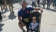 Predivna slika iz Novog Sada: Policajac Aleksandar istrčao polumaraton sve vreme gurajući ćerkicu u kolicima