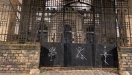 U Novom Sadu ponovo osvanuli sporni grafiti: Na kapiji sinagoge neonacistički simboli