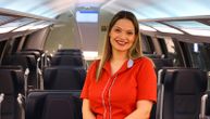 Katarina je omiljena kondukterka u brzom vozu "Soko", putnici je zovu "lepa stjuardesa": Mole je za sliku