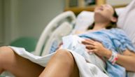 Kad porođajni bol stegne i dušu: Kako rešiti problem lošeg odnosa bolničara dok majke donose bebe na svet