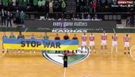 Pogledajte kako su košarkaši Zvezde izviždani u Kaunasu jer nisu hteli da drže ukrajinsku zastavu