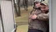 Dirljiv snimak iz Ukrajine: Vojnik opet u kući roditelja posle oslobađanja sela, majka plakala
