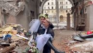 U razrušenom Harkovu venčali se Nastja i Anton: Ceremonija u metrou, poziranje među ruševinama