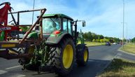 Deca daju podršku farmerima u Holandiji: Svojim ljutim mašinama, bagerima i traktorima krenuli na protest
