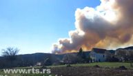 Požar kod Kraljeva: Gori šuma iznad sela Jabukovo, vetar razbuktava plamen