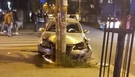 Jezive fotografije udesa u Zemunu: Automobil urnisan, zakucan u banderu, tri osobe povređene