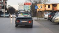 Urnebesni prizor u Šapcu: Vozač stojadina strpao zalihe toalet papira u auto, stavio čak i na krov