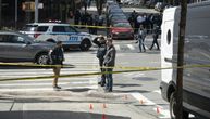 Pucnjava kod škole u Njujorku: Ubijena devojka, povređeno još dvoje tinejdžera