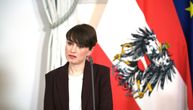 Bacio političarki čašu u glavu zbog korona mera: Neobičan napad uznemirio Austriju