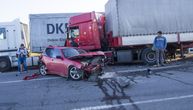 Nesreća na auto-putu kod "Zmaja": Reno podleteo pod kamion, stvorile se velike gužve