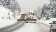 Snežna mećava pogodila Zlatibor, tokom noći palo preko 15cm snega: Šest kamiona satima čisti puteve