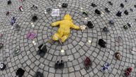 Ostavljene cipelice i igračke u znak sećanja na ubijenu decu u Mariupolju: Bolan prizor u Helsinkiju
