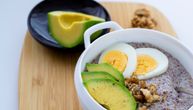 Lanena kaša sa jajima, orasima i avokadom: Doručak koji drži sitost i topi višak kilograma