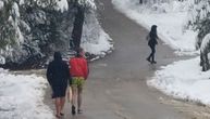 Nerealna fotografija sa Zlatibora: Turisti u kratkim pantalonama i papučama, a okolo sneg