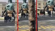 Snimak tuče mladića kod spomenika Stefanu Nemanji: Razbežali se kad je stigla policija