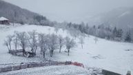 Neverovatna slika stiže iz Nove Varoši: Sneg padao cele noći, okovao planinska sela, a 17. je april
