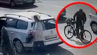 Primetio telefon kraj auta, zastao, uzeo, pa pogledao ka ljudima i otišao: Biciklistu u Pazaru mnogi napadaju