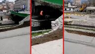 Nezapamćena sramota u Novom Pazaru: Radnik snimljen kako kolica puna šuta istresa u vodu