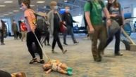 Vukla dete na povocu po podu aerodroma: Na snimak sa TikToka reakcije su različite
