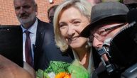 Izlaznost do podneva manja nego na prošlim izborima u Francuskoj: Marin le Pen se fotka sa građanima