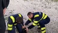 Vatrogasci spasili psa koji je upao u šaht dubok dva metra