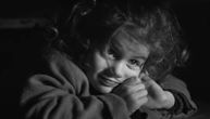 Devojčica u crvenom kaputiću iz filma "Šindlerova lista" pomaže izbeglicama