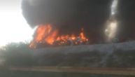 Veliki požar i eksplozije na otpadu u Tuzima, vatra guta automobile