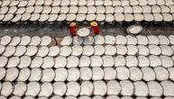 Dok gledamo kako hleb u Nemačkoj ide na 10€, pogledajte ove ogromne činije brašna: Radnici od jutra na zadatku