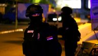 Policija češlja Novi Sad u potrazi za lopovima: Radnicu menjačnice jedan držao na nišanu, drugi uzimao novac