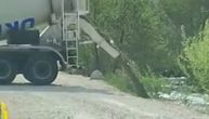 Velika sramota u gradu u Srbiji: Vozač snimljen kako parkira mešalicu i ispušta otpadnu vodu direktno u reku