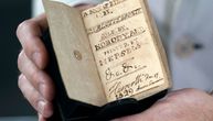 Minijaturna knjiga, koju je Šarlota Bronte napisala sa 13 godina, prodata za basnoslovnu sumu