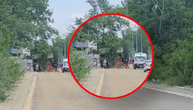 Potresni snimak s Novog Beograda: Hitna vodi čoveka koji se polio benzinom