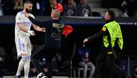 Skandal na Santijago Bernabeu: Muškarac sa albanskom zastavom utrčao na teren i prekinuo meč Reala i Sitija!