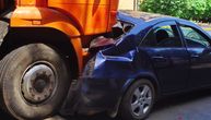 Nesreća u Novom Sadu: Automobil podleteo pod kamion